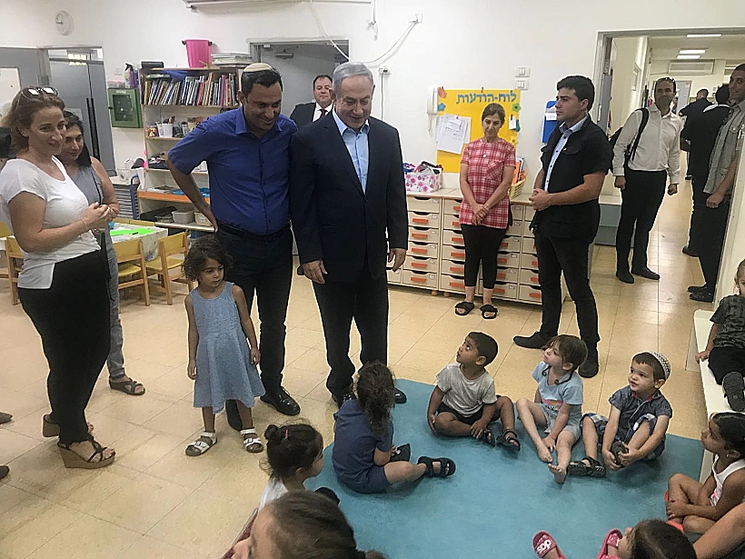 נתניהו בביקור בגן ילדים בשדרות עם ראש העיר