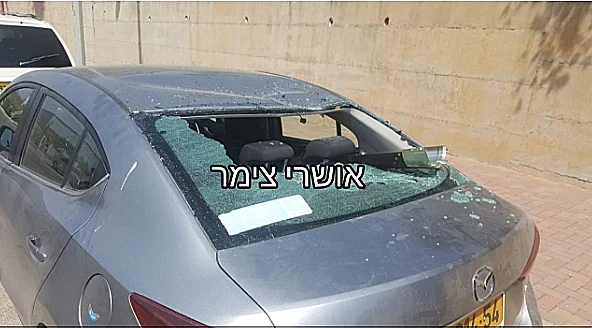 רכב שניזוק מרסיסי רקטה