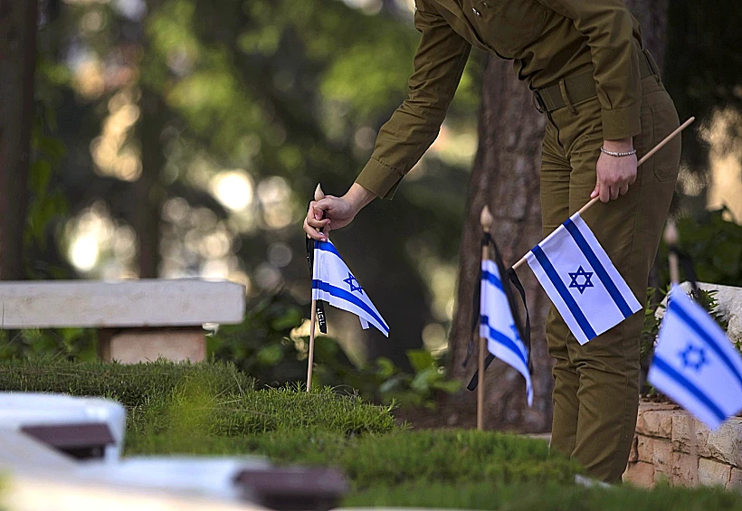 הנחת דגל המדינה על קברי חללי צה