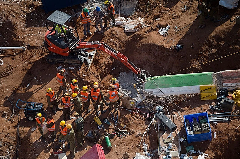 כוחות של פיקוד העורף פועלים בזירת קריסת החניון ברמת החייל בתל אביב