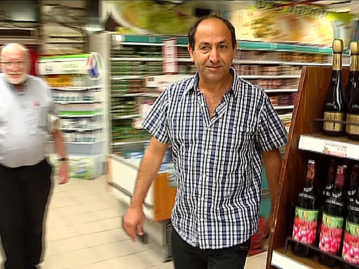 רמי לוי מסתובב באחת מחנויותיו