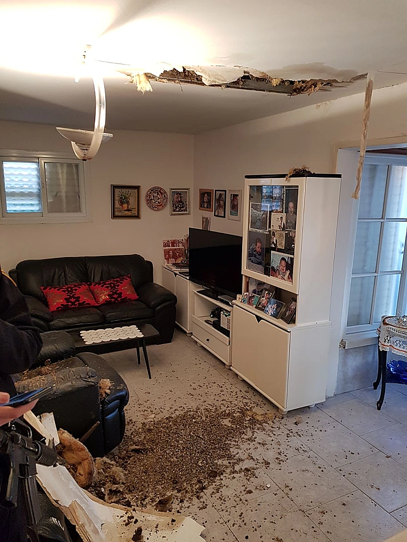 חור בתקרה כתוצאה מצואת יונים בראשל