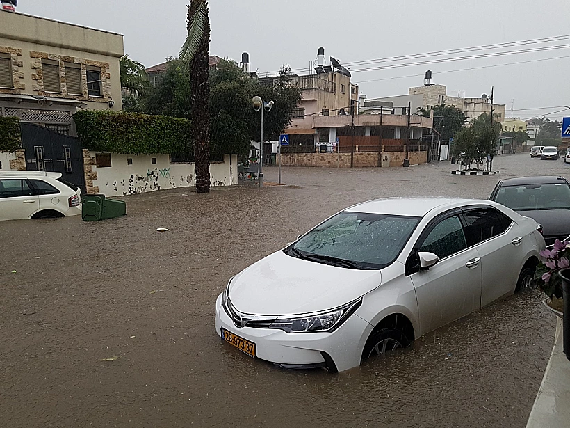 מכוניות שנתקעו בהצפה בקלנסווה