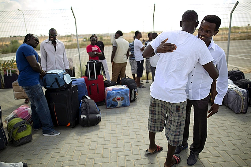מבקשי מקלט עוזבים את מתקן חולות