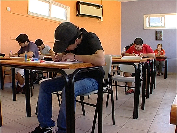 תלמידים נבחנים בבחינות בגרות