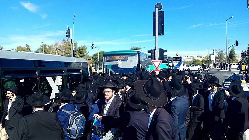 רבבות חרדים בדרכם להלוויית הרב שטיינמן בבני ברק