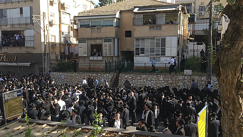 חרדים מתכנסים לקראת הלוויית הרב שטיינמן