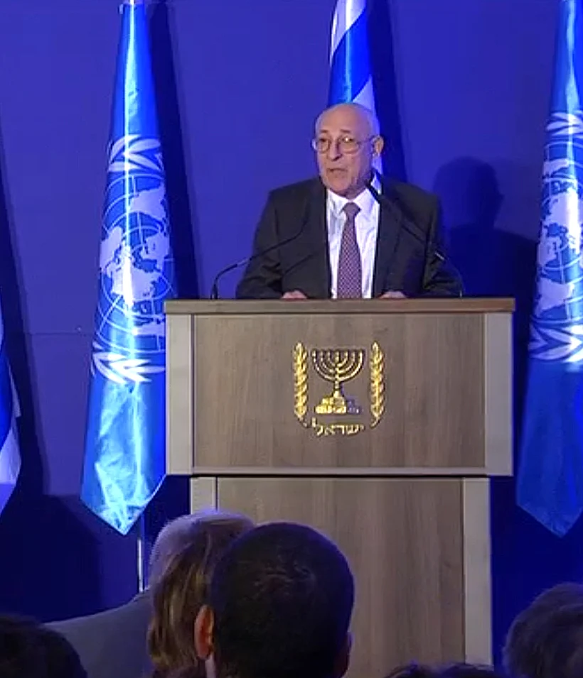 עורך הדין יצחק מולכו נואם במהלך ביקורו של מזכ