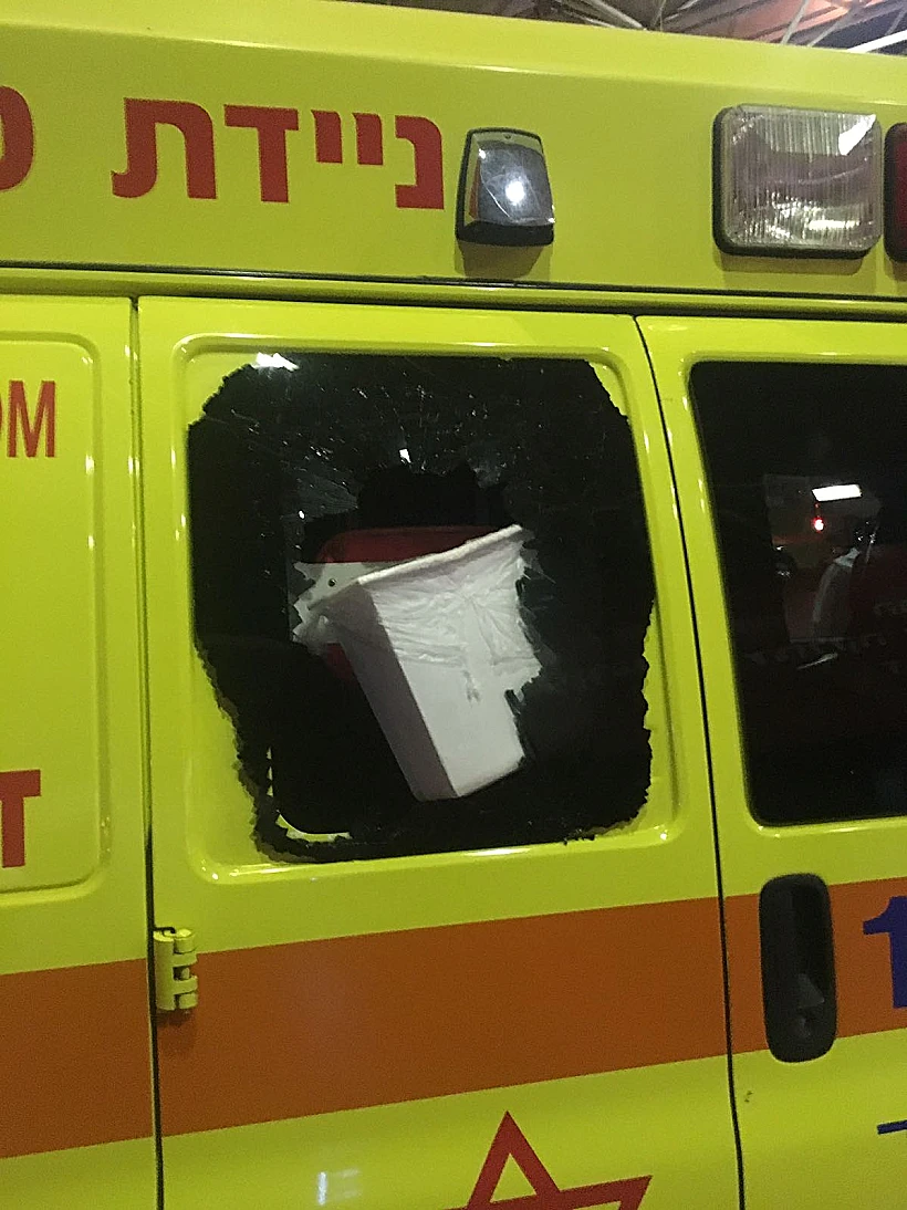 שמשה של ניידת טיפול נמרץ של מגן דוד אדום שנופצה בלוד