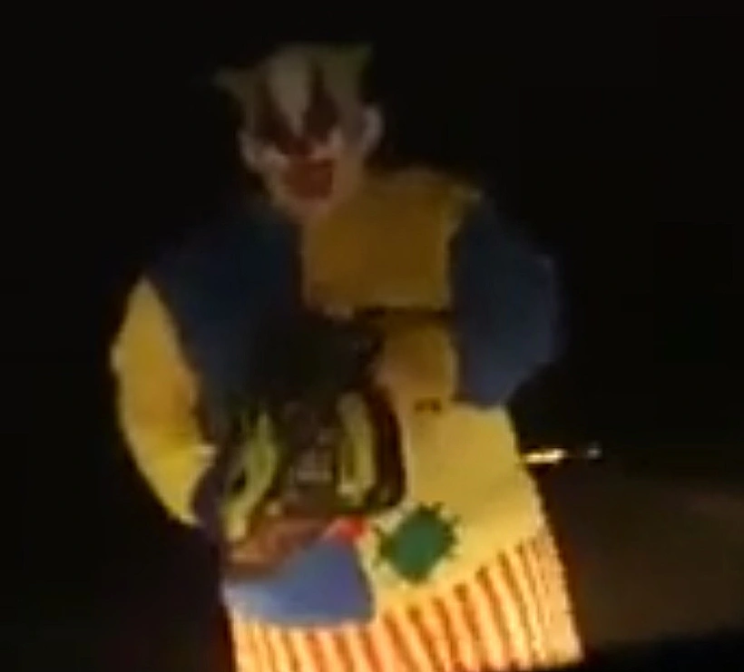 צעיר מחופש לליצן ומפחיד אנשים