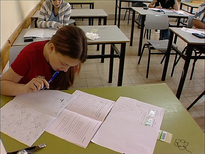 תלמידים נבחנים בבחינות בגרות