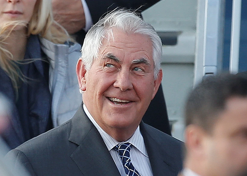 שר החוץ האמריקני רקס טילרסון עם נחיתתו במוסקבה, שם הוא יערוך פגישות עם גורמים רשמיים בממשל הרוסי