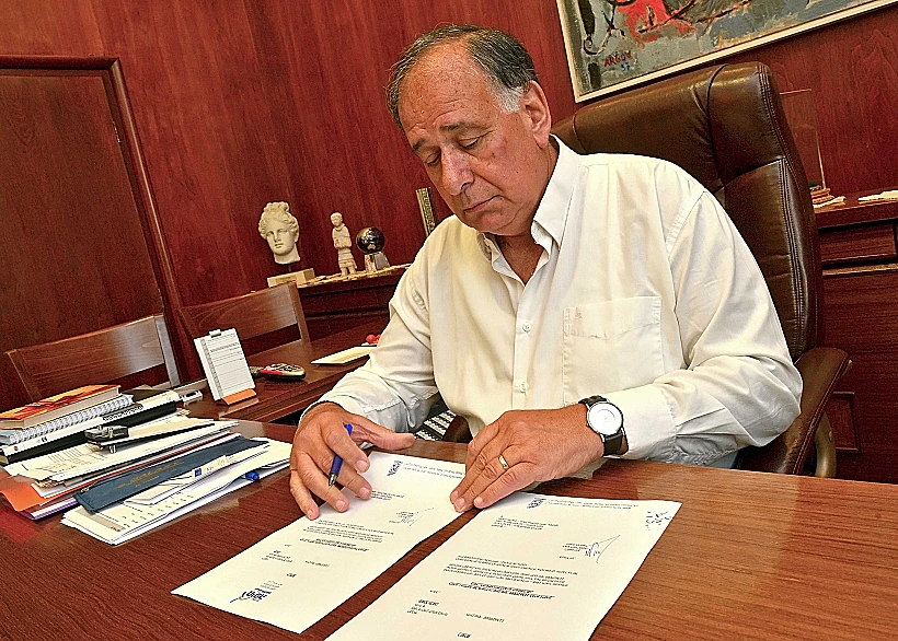 ראש עיריית חיפה, יונה יהב, חותם על צווי סגירה למפעלים המזהמים בעיר