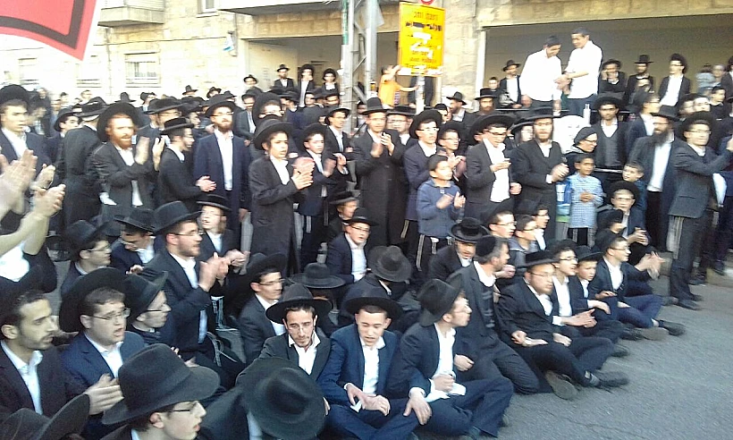 חרדים מפגינים בצומת בר אילן שבירושלים
