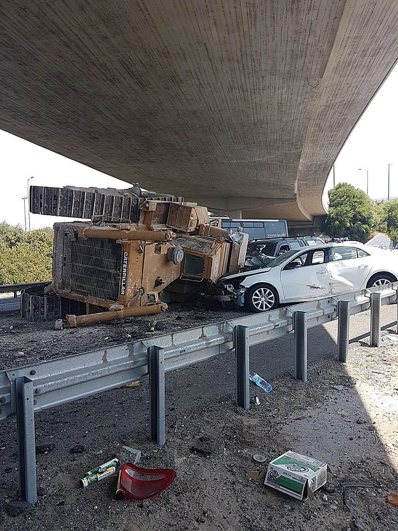 טרקטור שנפל ממשאית בכביש 1, מתחת לגשר בן גוריון