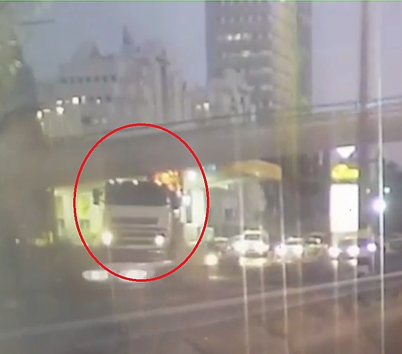 המשאית מתנגשת בגשר הולכי הרגל בכביש 4