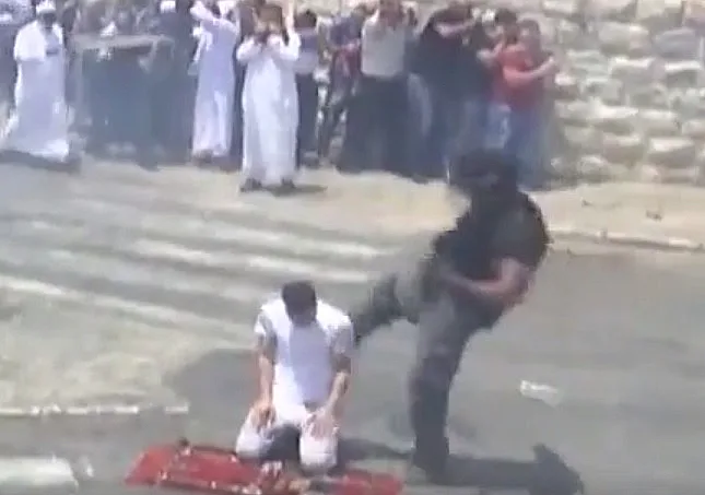 שוטר בועט במתפלל פלסטיני מחוץ להר הבית