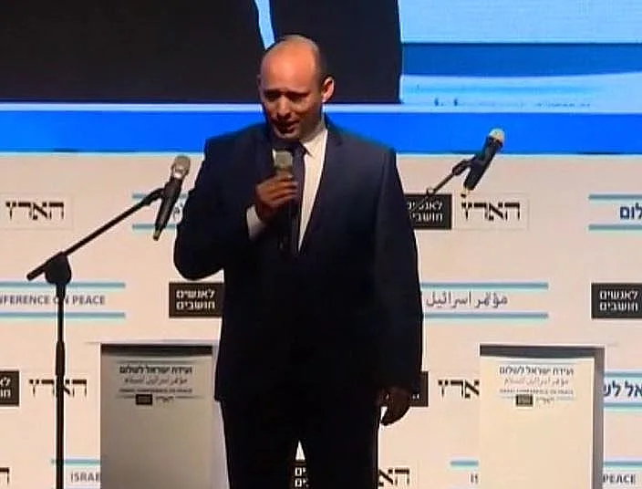 שר החינוך נפתלי בנט נאם בוועידת 