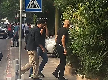 אהוד אולמרט נכנס לביתו בת