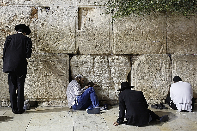 מתפללים בכותל המערבי ב-ט