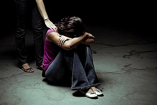 ילדה קטנה מכסה את פניה