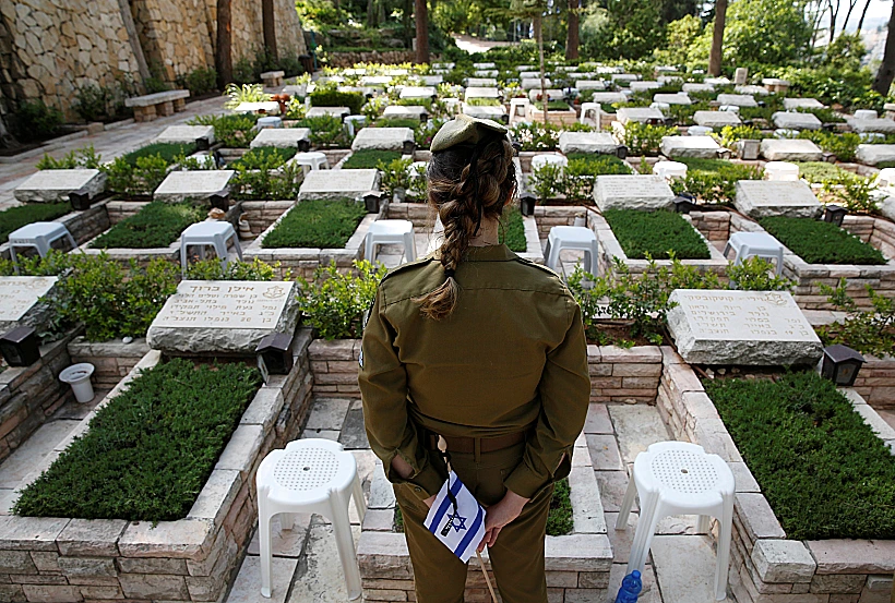 הנחת דגל המדינה על קברי חללי צה