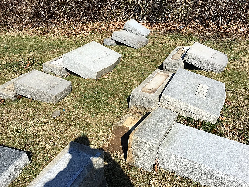 מצבות שהושחתו בבית עלמין בפילדלפיה