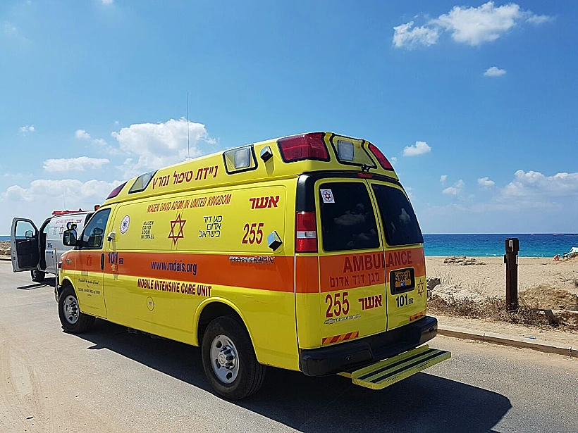 אמבולנס בחוף בצת בנהריה בו טבע גבר למוות