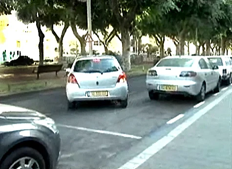 מכונית נכנסת לחניה בשדרת רוטשילד בתל אביב