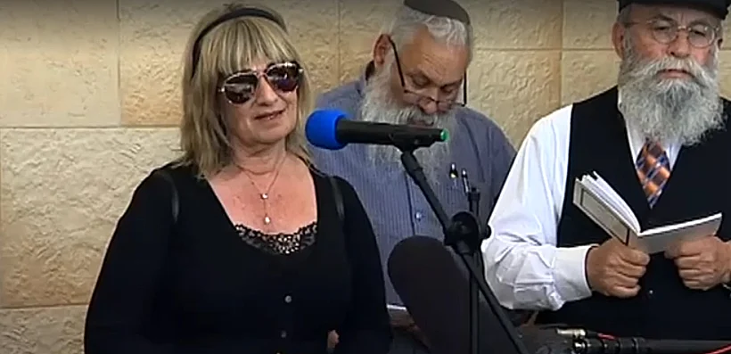 אולי איינשטיין בהלוויתו של בעלה, מאיר ז