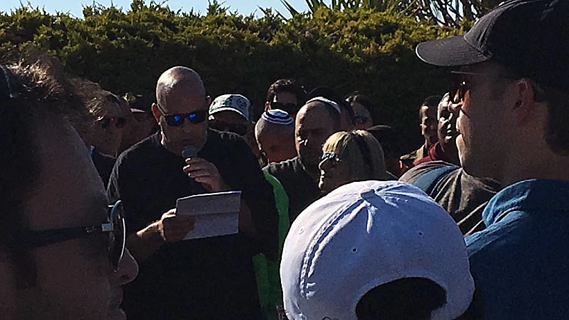 פרשן הספורט רון קופמן במהלך הלווייתו של השדר מאיר איינשטיין