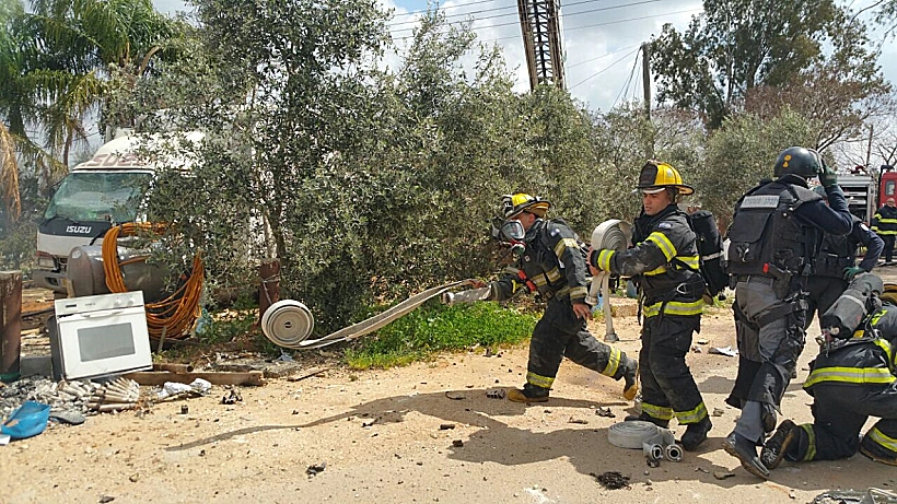 כוחות הצלה פועלים בשריפה שפרצה במפעל זיקוקים בפורת