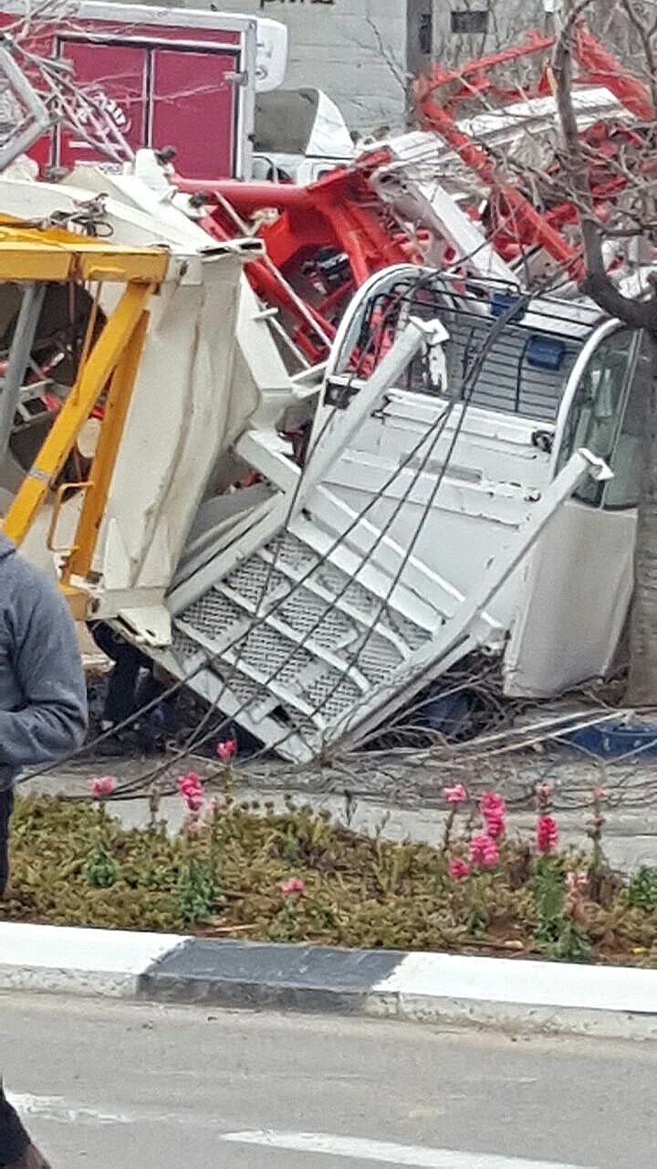 קריסת מנוף בבת ים