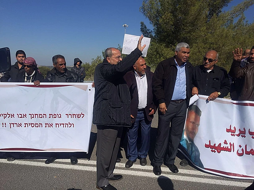 חברי כנסת ערבים מפגינים בכביש 1 על הרג הנהג הדורס מהדרום