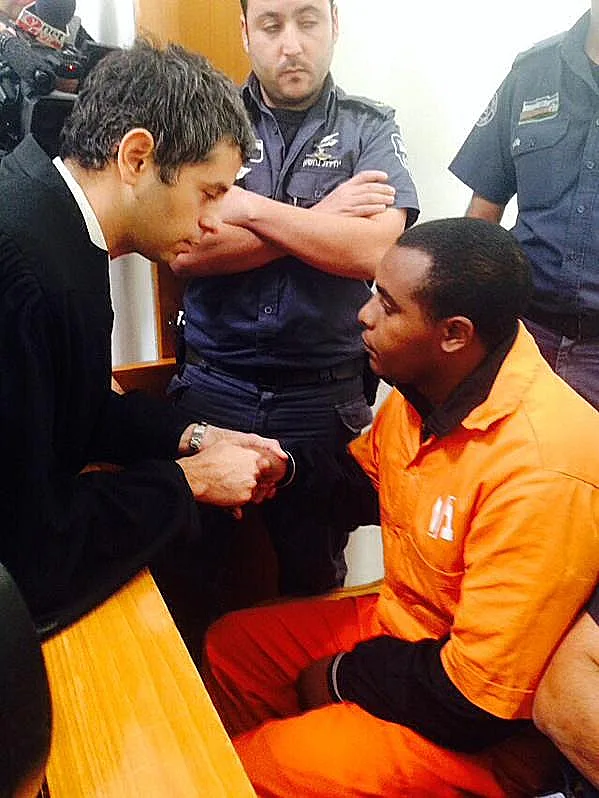 יונתן היילו, הצעיר האתיופי שהרג אדם שאנס אותו, עם פרקליטו אלון אייזנברג