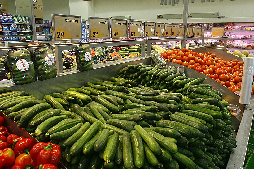 מדף בסופר של ירקות