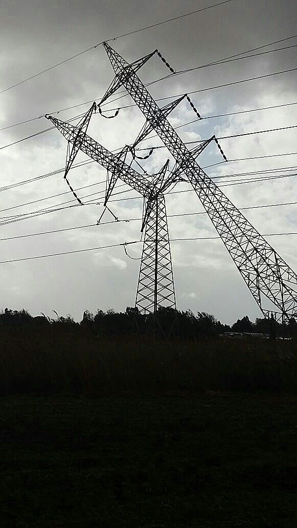קווי מתח עליון שנפגעו בעקבות הרוחות החזקות באזור כפר מונש