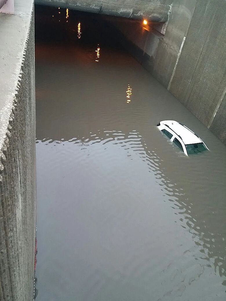 ההצפות בעקבות הגשמים במעבר התת קרקעי ליד הסינמול, חיפה