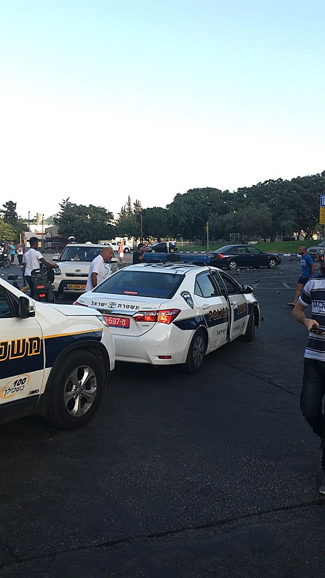 ניידות משטרה במקום בו התפוצץ רכב בחניון ברחוב לה גווארדיה בתל אביב