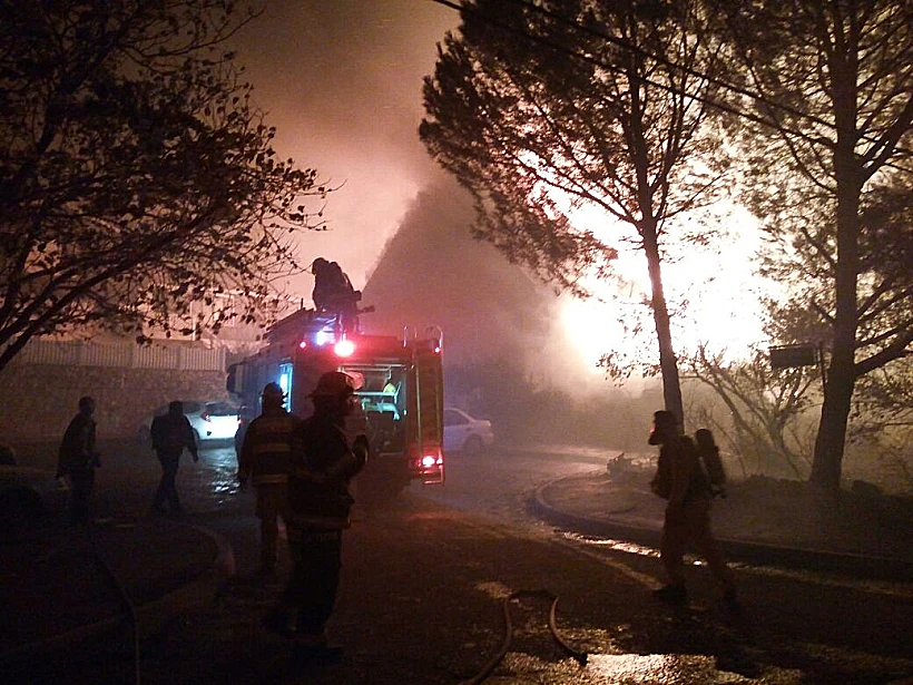 כבאים בשריפה בנטף