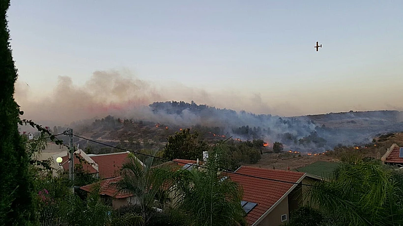 מטוס כיבוי פועל בשריפה ביער חורשים שבסמוך ליישוב נירית