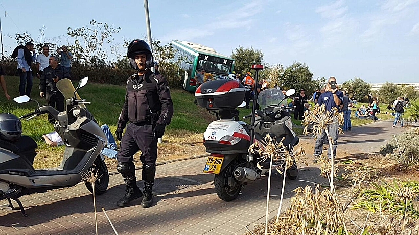 אוטובוס שהיה מעורב בתאונת דרכים, בה נפצעו 15 בני אדם, בכביש 44 בסמוך לצומת חולון