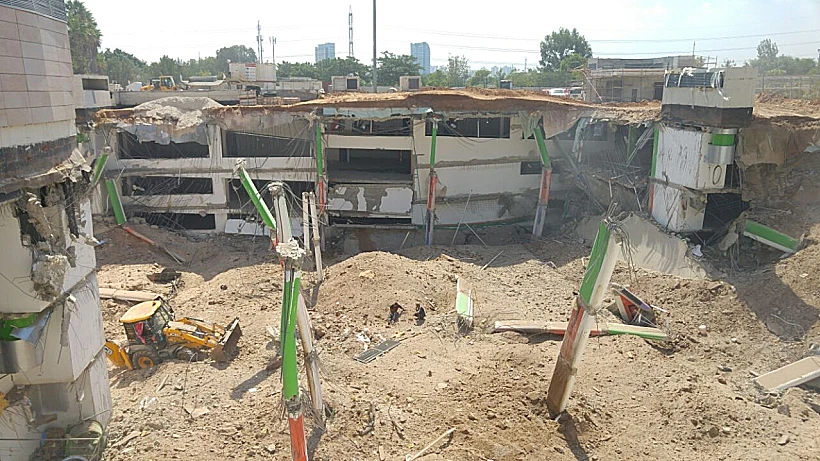 קריסת החניון ברחוב הברזל ברמת החייל בת