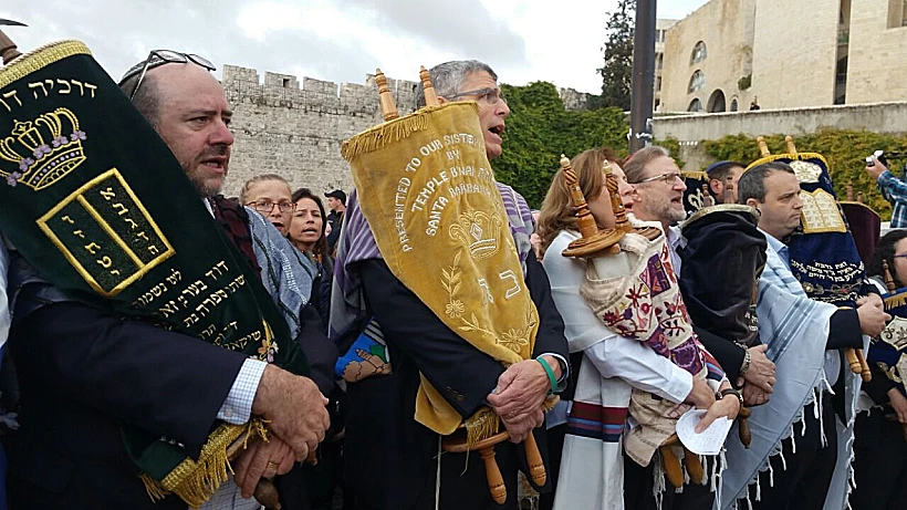פעילת נשות הכותל בהפגנה למען מתווה הכותל