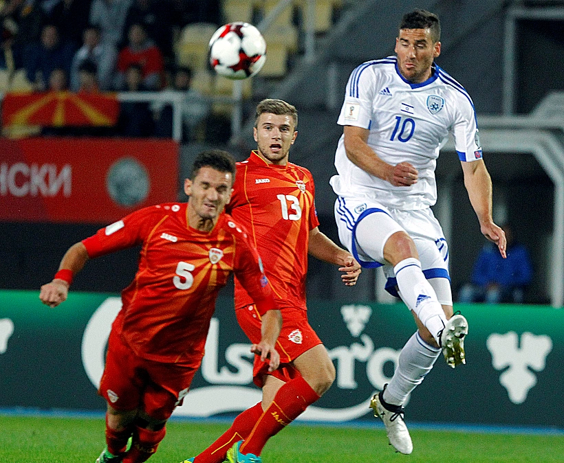 תומר חמד מנסה להשיג את הכדור