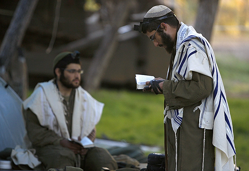 חיילים דתיים מתפללים