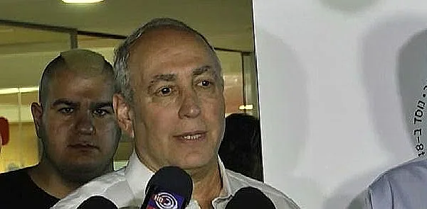 חמי פרס, בנו של הנשיא לשעבר שמעון פרס, מחוץ לבית החולים 