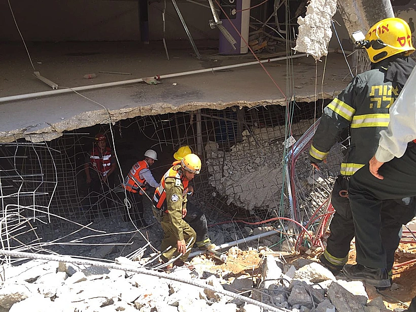 כוחות ההצלה בקריסת החניון בתל אביב
