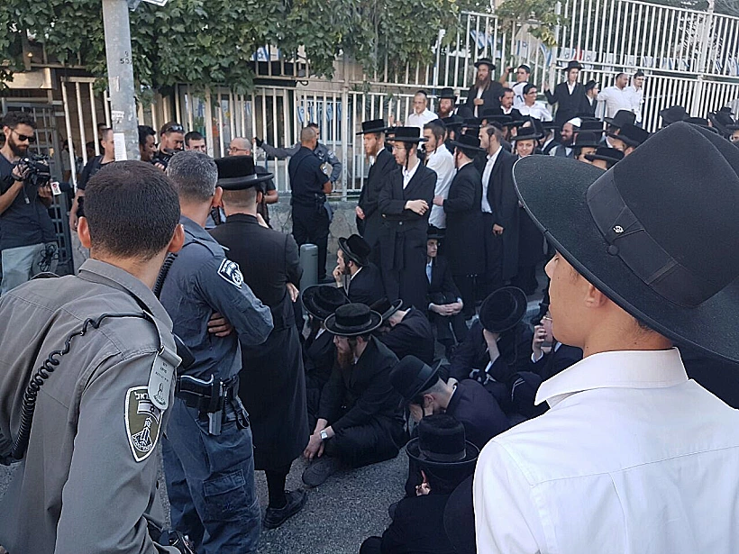 חרדים המפגינים מול לשכת הגיוס ברחוב רש''י בירושלים בשל מעצר סרבן גיוס חרדי