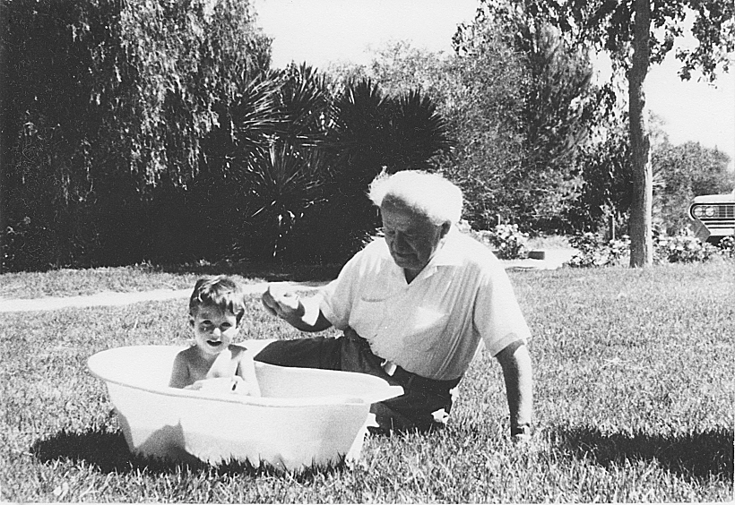 דוד בן גוריון עם אחד מנכדיו